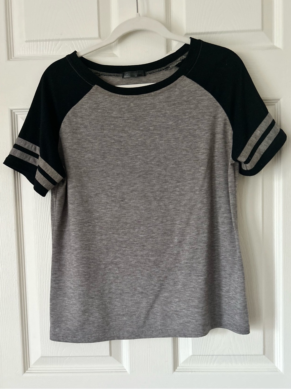 Women’s Short Sleeve Raglan Tee in Heather Gray and Black